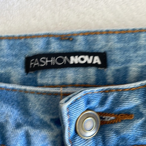 Fashion Nova Jeans. Size 26 - Picture 3 of 4